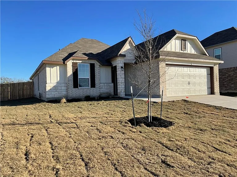917 Hollyhock Dr — Photo 3