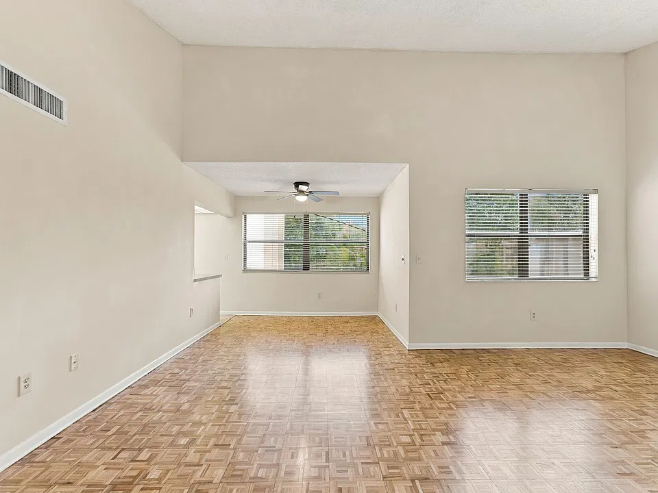 291 W Park Dr