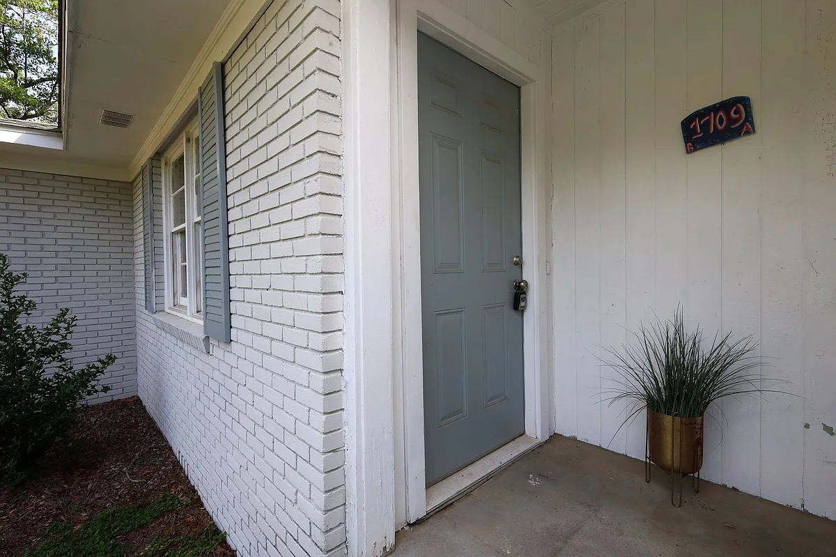 Building Photo - 1709 Azalea Dr #B