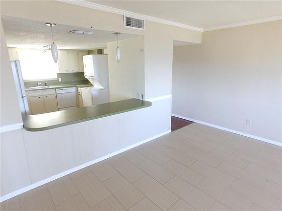 4th image of 108 Harbor Dr Unit 203