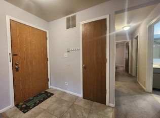 1251 Bradwell Ln APT B, Mundelein, IL 60060