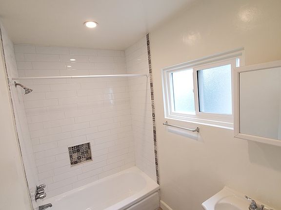 5th image of 1171 N Kenmore Ave APT 4