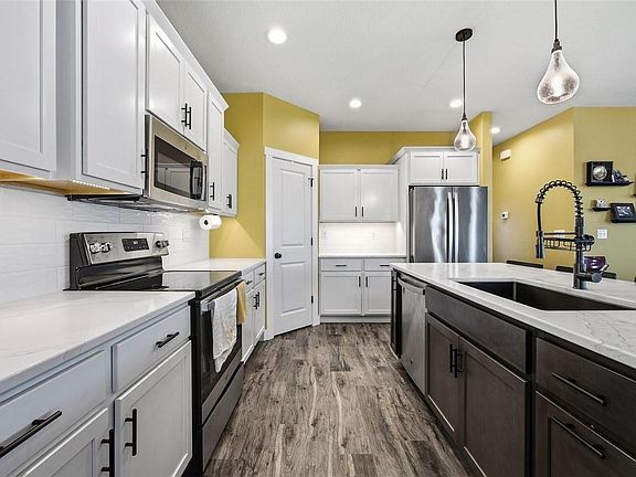 5th image of 3482 Hemingway St