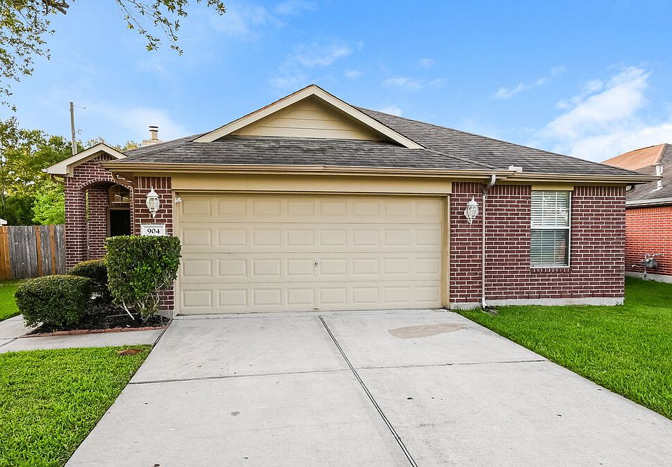 1st image of 904 Bacliff Dr