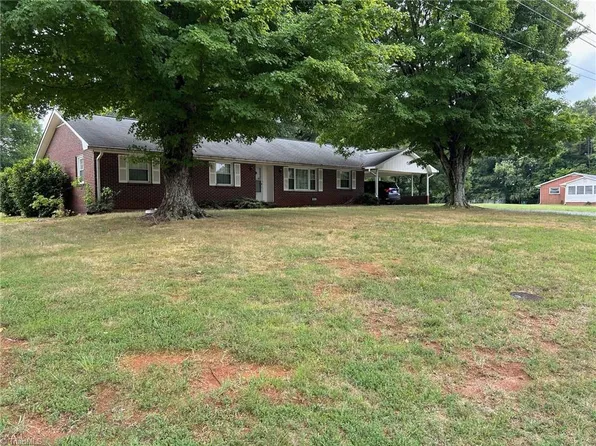 953 S Peace Haven Rd, Clemmons, NC 27103