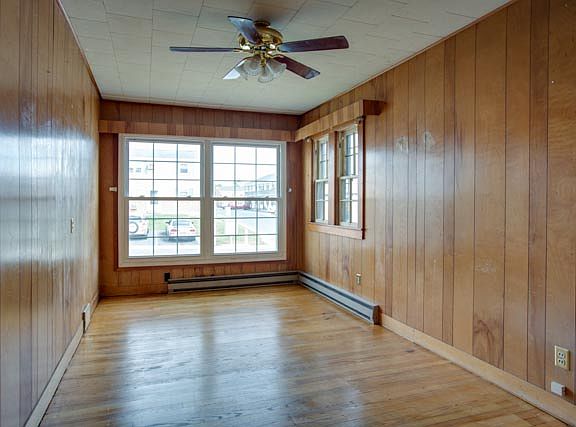 4th image of 127 New York Ave