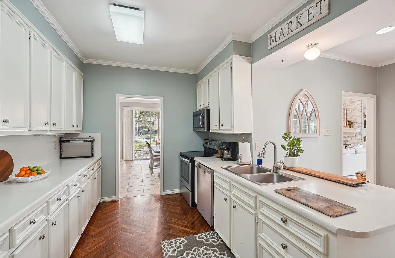 3 bed, 2520 sqft, $2,600 — Photo 4