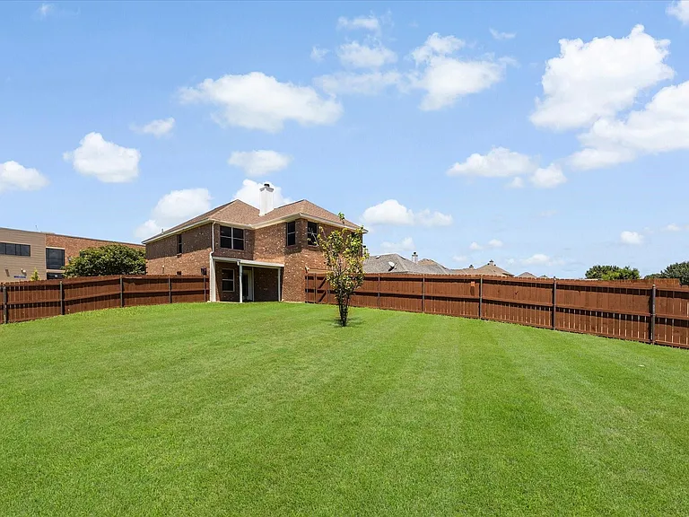 1100 Camelot Dr — Photo 29
