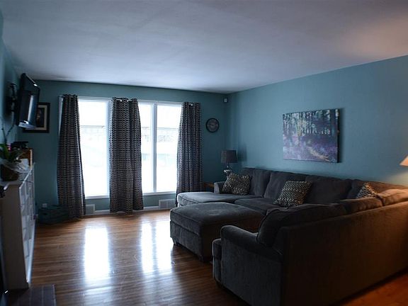4th image of 905 Van Buren St