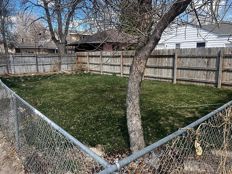 212 Curtis St — Photo 2