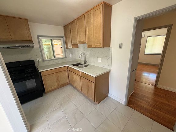 5th image of 526 Dewey Ave
