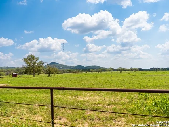 980 B and R Rd, Utopia, TX 78884