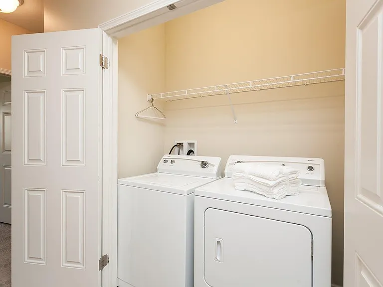 Saratoga Crossing Apartments & Townhomes — Photo 13