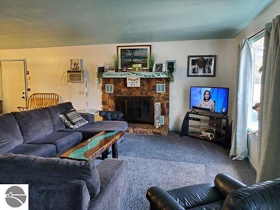 3rd image of 4092 Lucinda Dr
