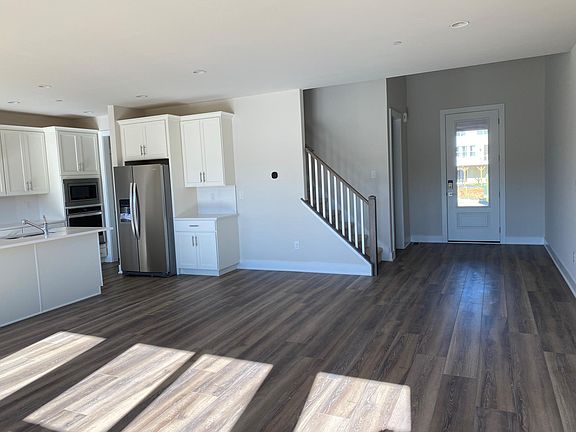 2nd image of 205 Iris Ln #205