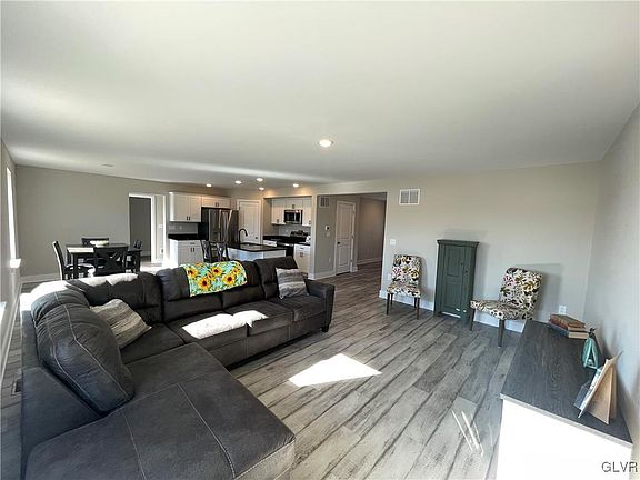 5th image of 5 Mooreland Ln