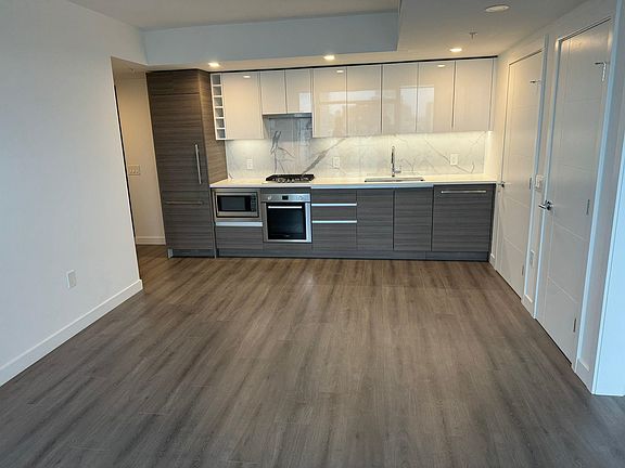2nd image of 823 Carnarvon St #2