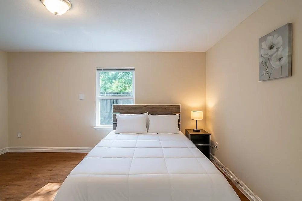4 bed, 4.0 bath, 2286 sqft, $901 — Photo 1