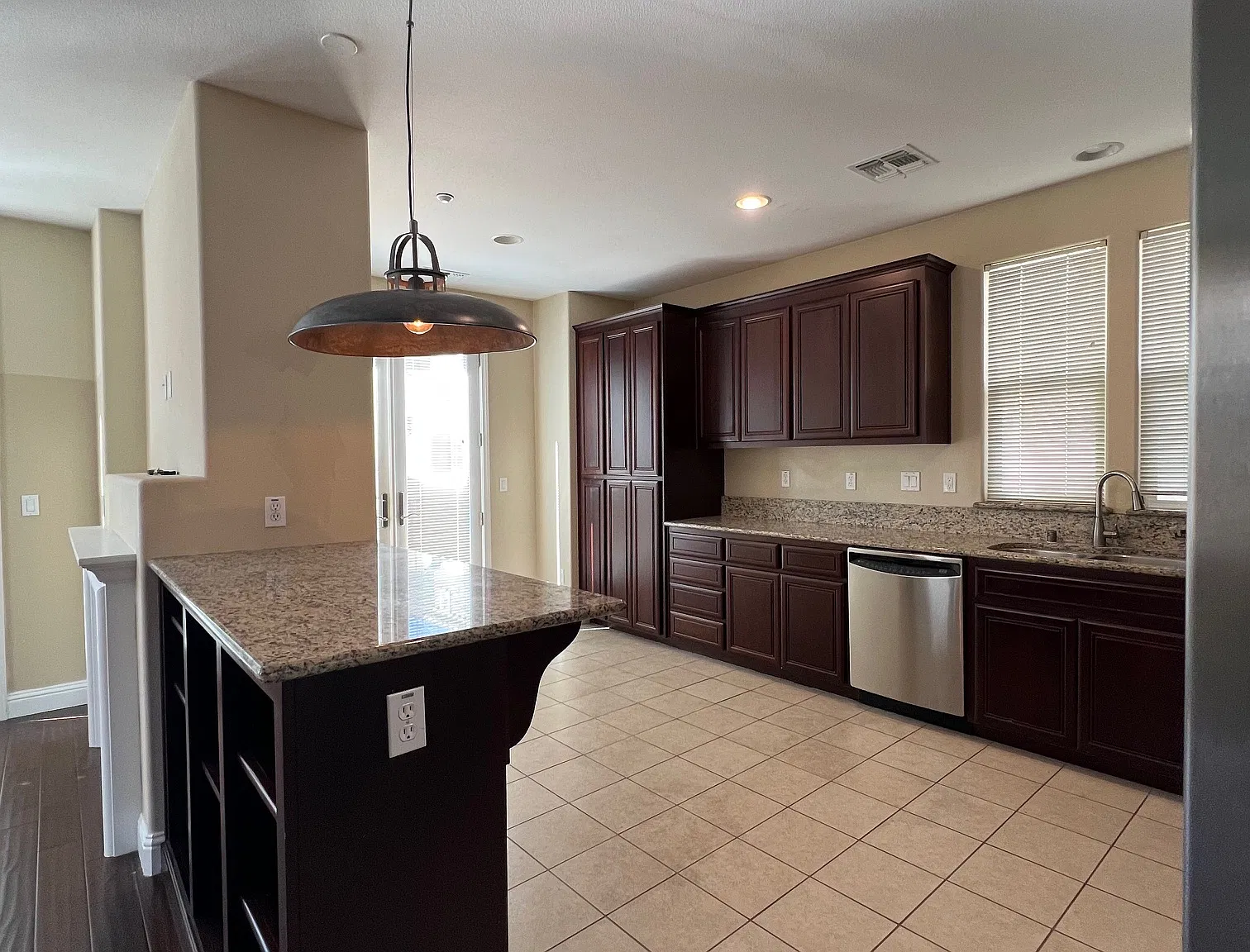 3 bed, 1998 sqft, $5,100 — Photo 4