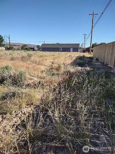 3rd image of 718 S Division