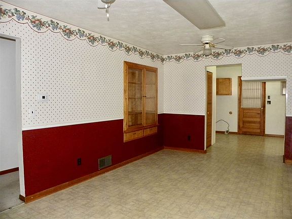 5th image of 109 E North St