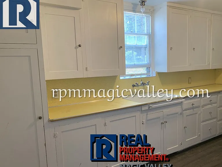 302 N Birch St — Photo 9