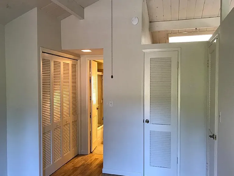 202 E Hilton Dr — Photo 3