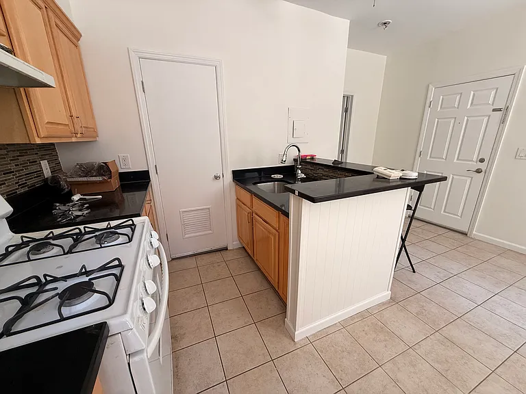 41 Montgomery St #2 — Photo 3