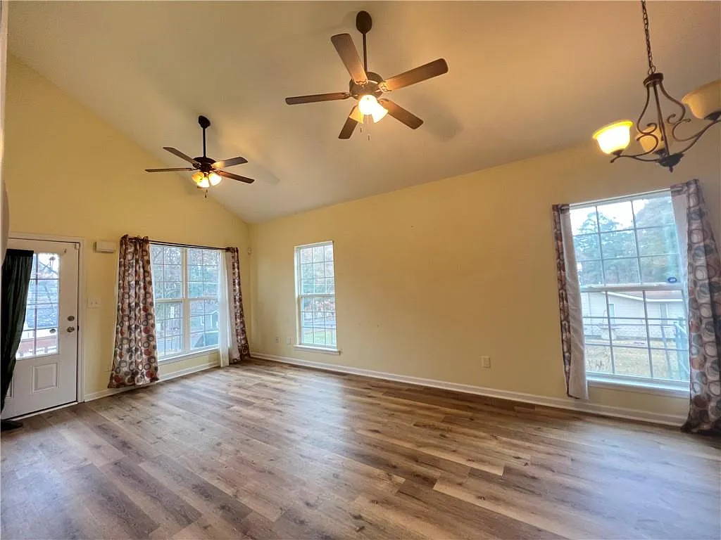 3 bed, 2.0 bath, 1144 sqft, $1,800 — Photo 3