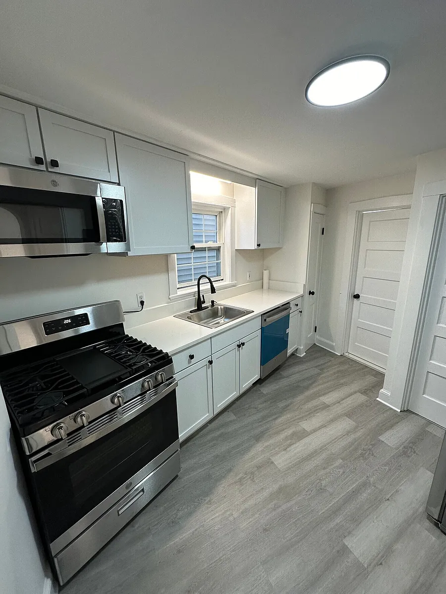 Building Photo - 493 Lynn St #4