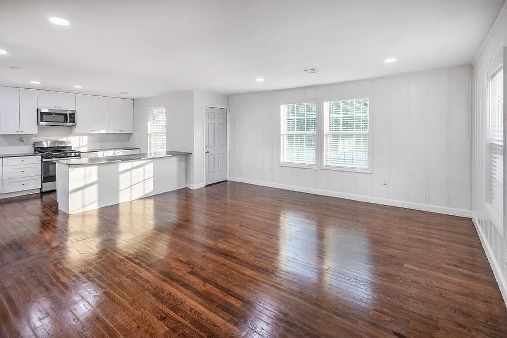 3 bed, 2.0 bath, 1444 sqft, $1,999 — Photo 3