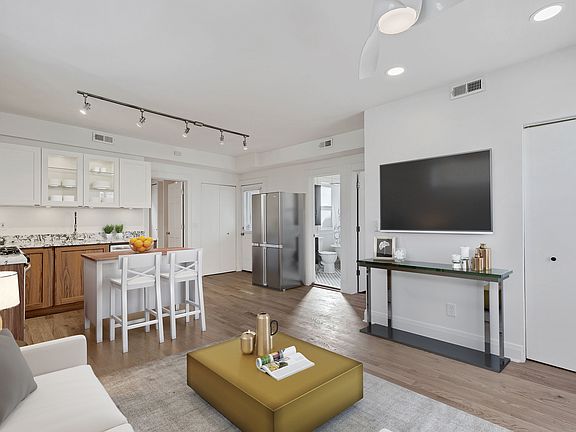 2nd image of 862 N Ashland Ave APT 2R