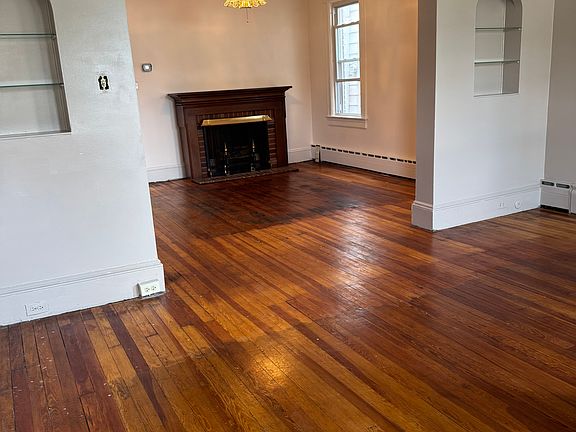 2nd image of 924 Monroe Ave