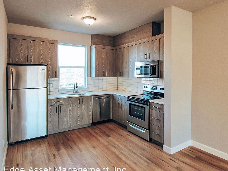 1st image of 424 NE Stafford St #8340288