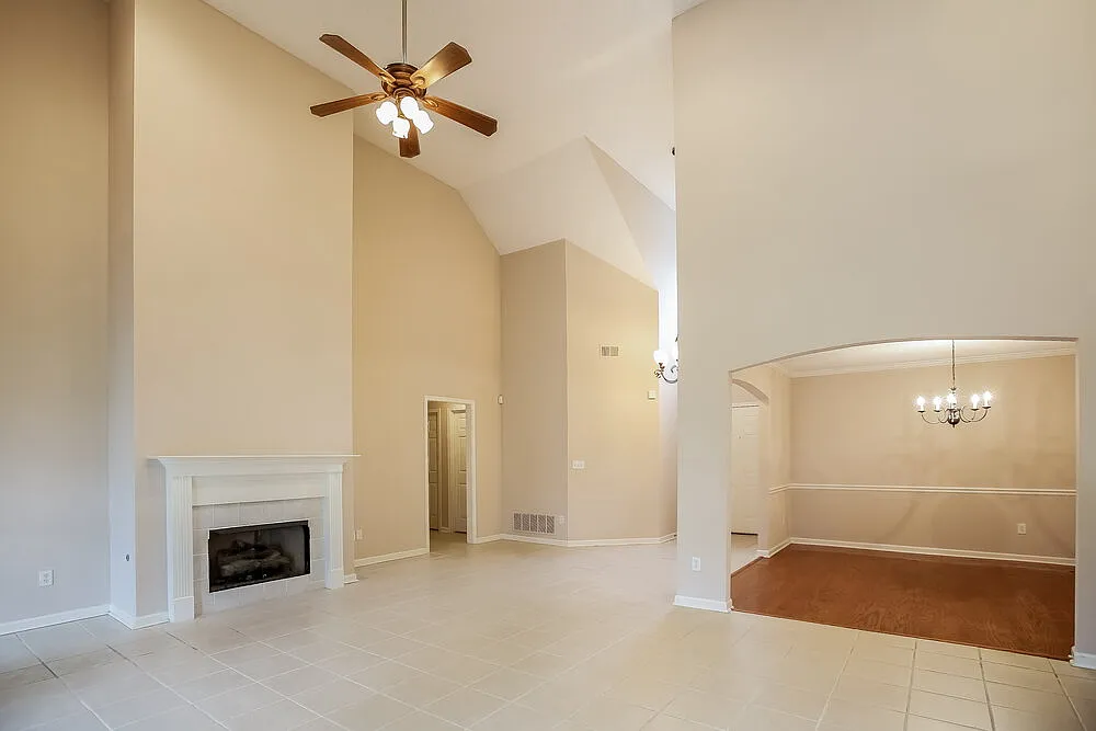 3 bed, 2.0 bath, 1959 sqft, $2,410 — Photo 4