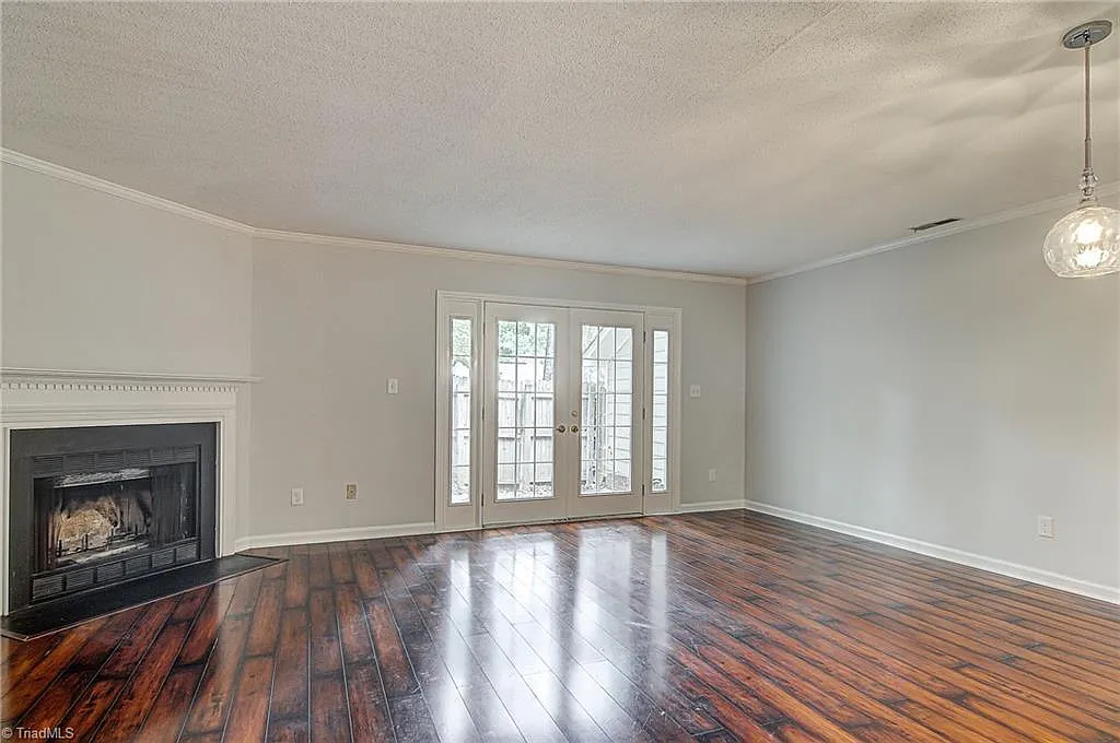 3 bed, 2.5 bath, 1200 sqft, $1,750 — Photo 2