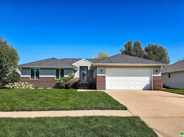 213 Topaz Dr, Sergeant Bluff, IA 51054