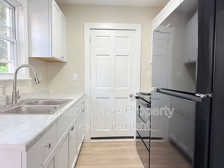 102 Montgomery St — Photo 8