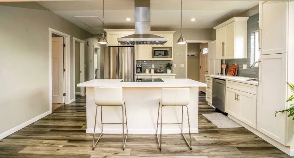 5 bed, 2300 sqft, $4,800 — Photo 2