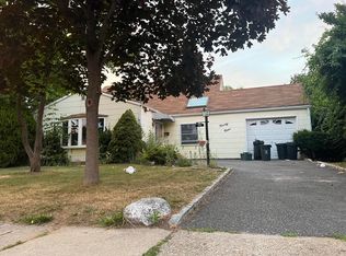 99 Shelter Ln, Levittown, NY 11756