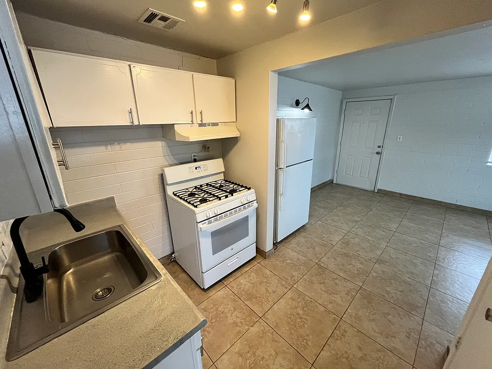 2053 N Alvernon Way #3
