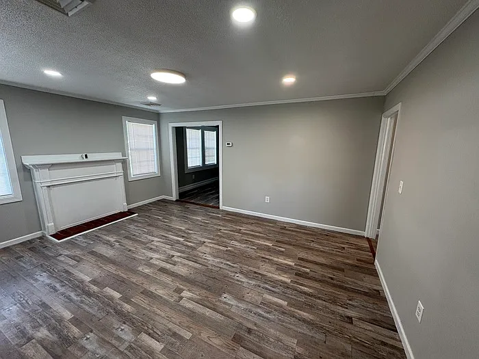 3 bed, 2.0 bath, 1360 sqft, $1,300 — Photo 2