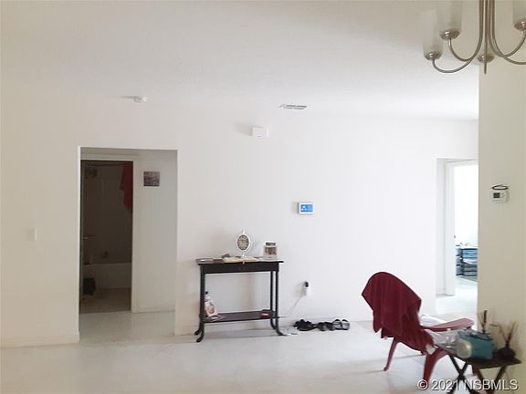4th image of 305 Admiralty Ct