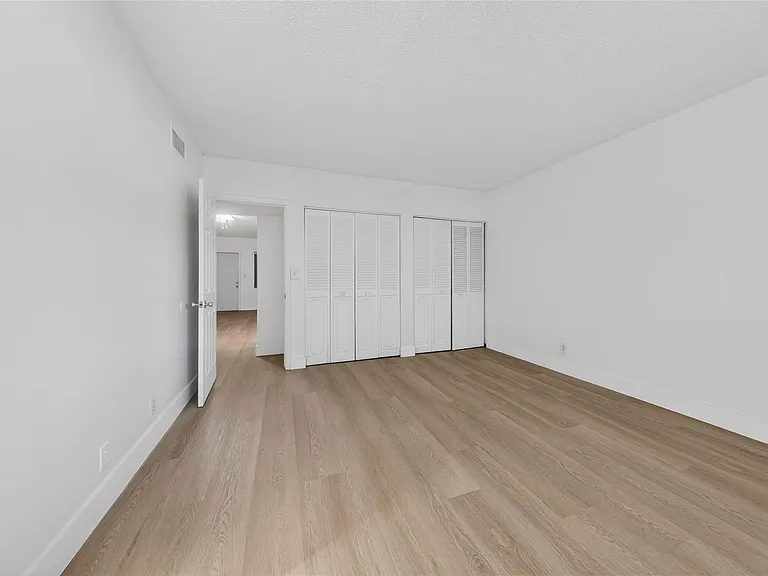2201 NE 36th St #105 — Photo 18