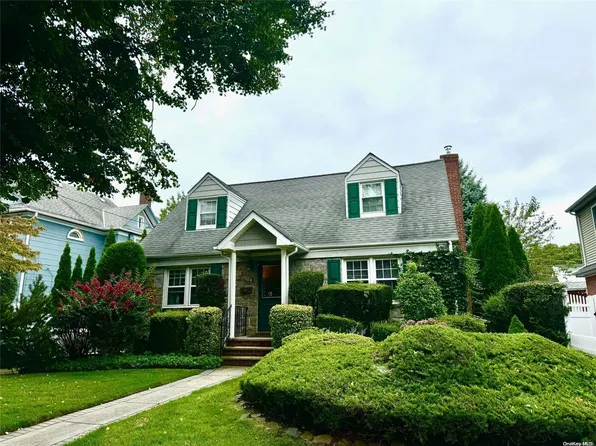 1096 Cathedral Avenue, Franklin Square, NY 11010