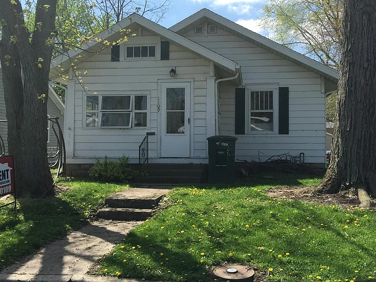 1109 W Marsh St — Photo 1