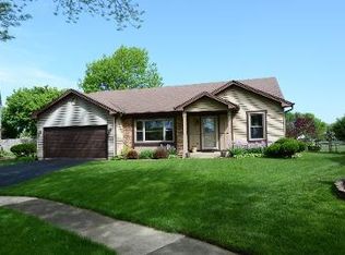 1050 Olympia Ln, Roselle, IL 60172