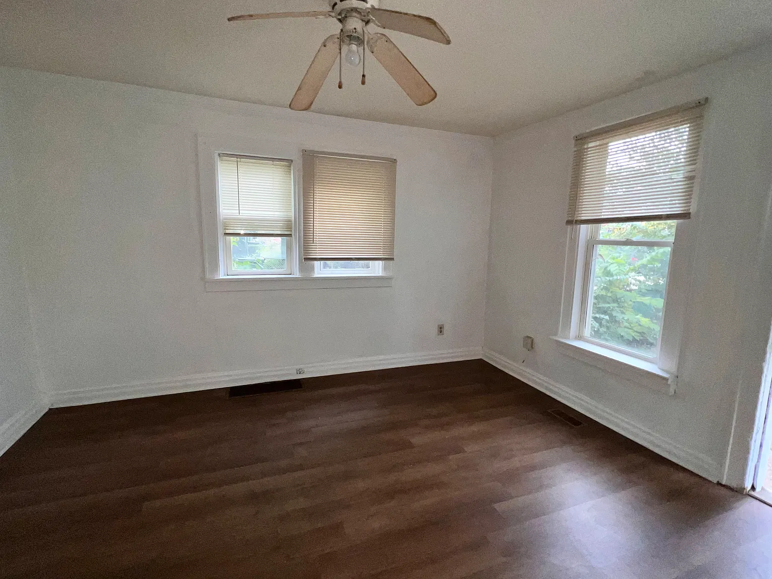 3 bed, 958 sqft, $1,300 — Photo 2