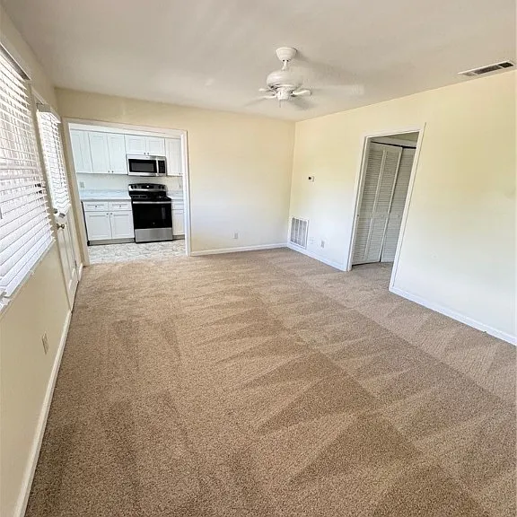 412 E Hall St — Photo 3