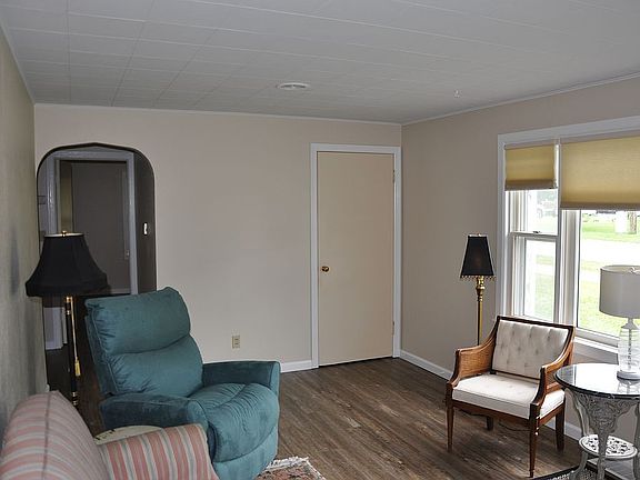 5th image of 824 Saint Clair Ave